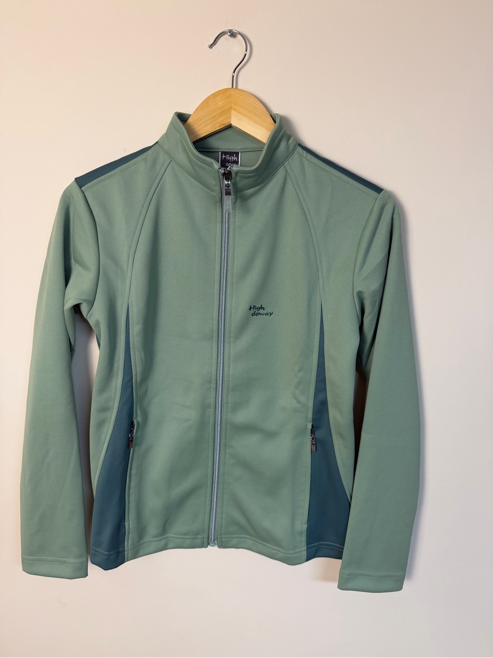 High Deway green active jacket from a Korean brand